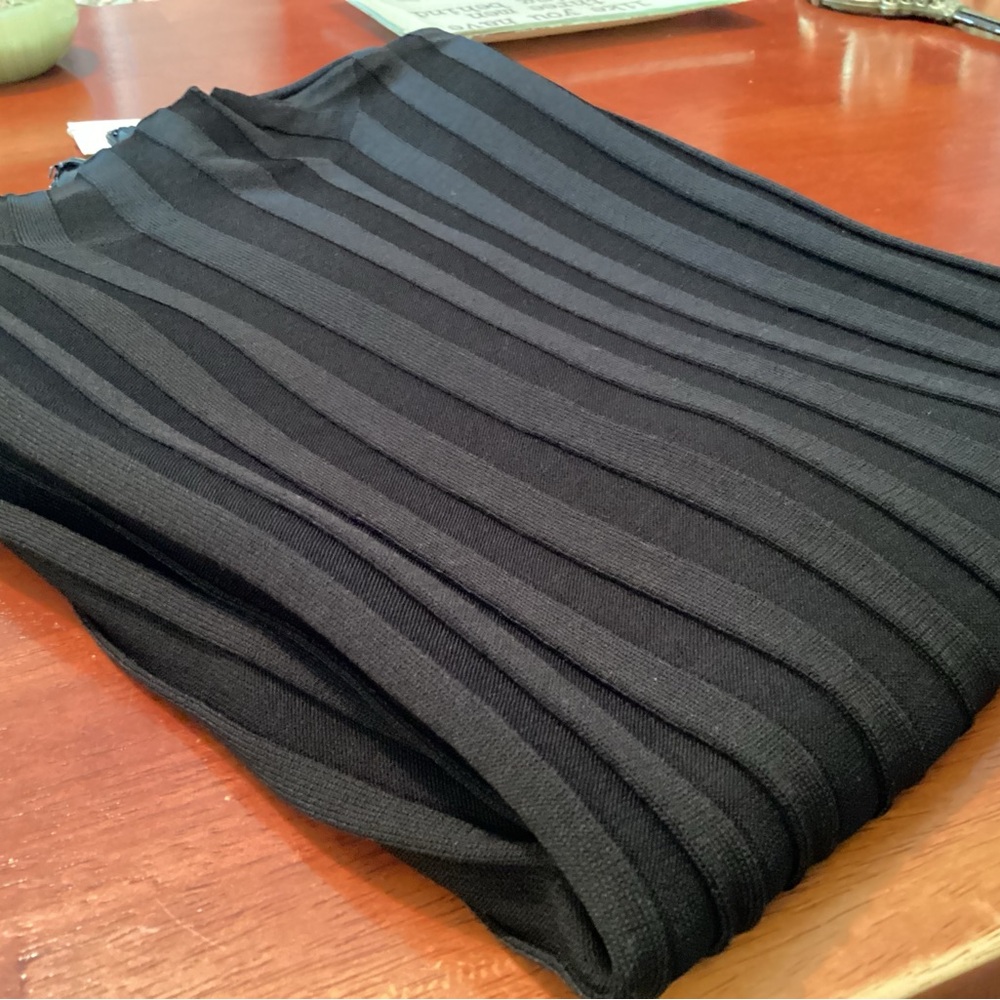 VINCE Black Pleated Top - Picture 4 of 11